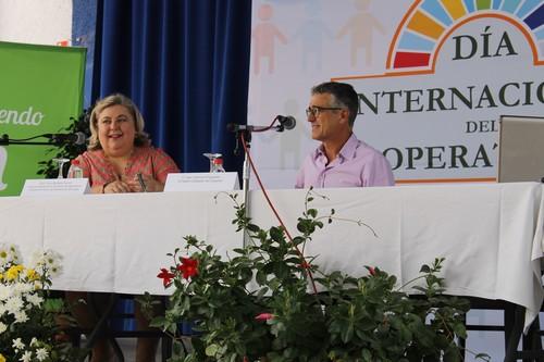 Clara Aguilera destaca el papel del cooperativismo en el futuro del medio rural