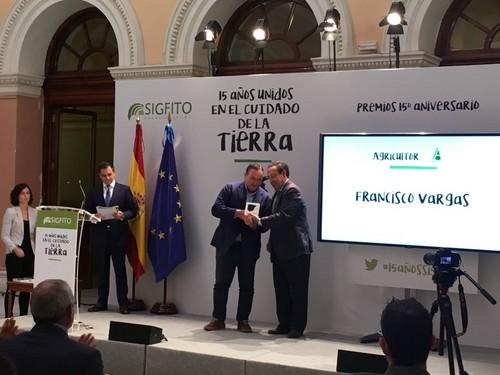 Francisco Vargas recibe uno de los galardones del 15 aniversario Sigfito