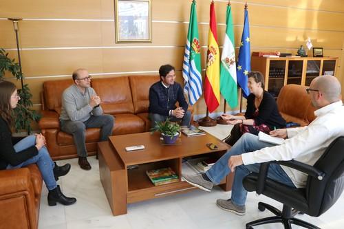 El alcalde ejidense recibe a una delegación de Westland para analizar los retos y prioridades comunes del sector hortofrutícola