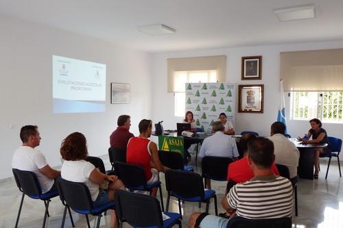 ASAJA celebra en Balanegra una reunión con agricultores para analizar la situación de ayudas a jóvenes y modernización