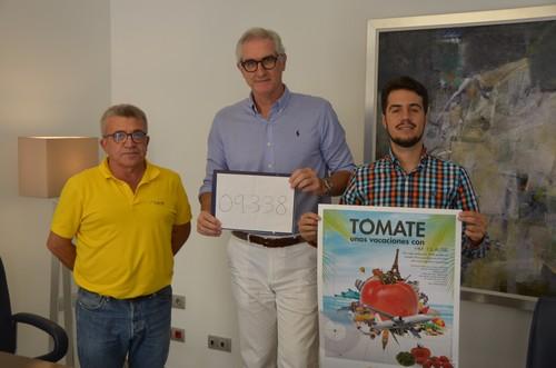 La papeleta número 09338, agraciada con el premio de unas vacaciones inolvidables sorteadas por HM Clause