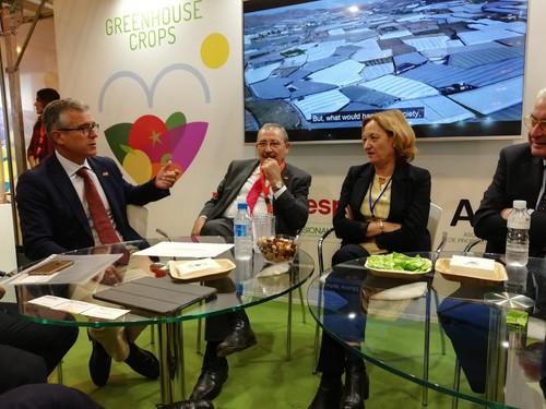 El Puerto y el sector hortícola de Almería perfilan un servicio marítimo desde Almería al sur de Francia