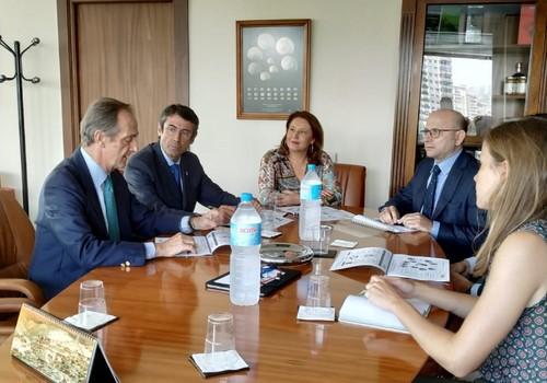 Crespo traslada a la dirección de Ence el impulso de la Junta a la economía circular y la gestión de subproductos agrarios