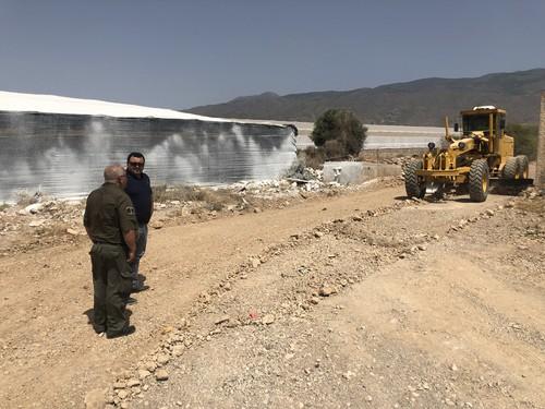 El Ejido intensifica los trabajos de desbroce y limpieza de cunetas durante los meses estivales para mejorar la seguridad de las vías rurales
