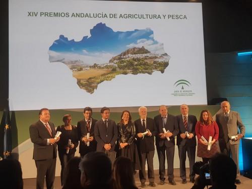 El alcalde de El Ejido recoge en Sevilla el Premio a la Sostenibilidad que concede la Consejería de Agricultura al proyecto pionero de economía circular Frutilados del Poniente