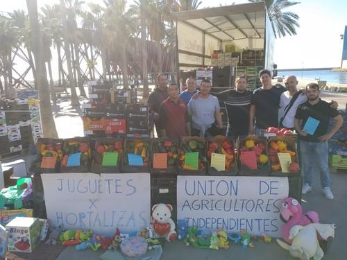 Unión de Agricultores Independientes llena Almería y Granada de solidaridad y apoyo con la iniciativa 'Juguetes x Hortalizas'