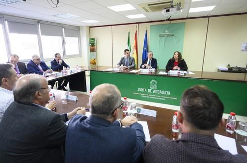 Fernández-Pacheco agradece a Bendodo y Crespo que la Junta se “preocupe y ocupe” de Almería en su visita al Puerto y en la reunión con agricultores