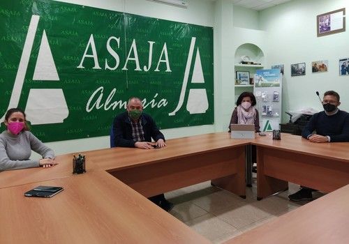 ASAJA y la Asociación de Gestores Agrícolas Orgánicos de Almería abordan la gestión de los restos vegetales en la provincia