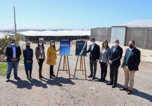 La consejera de Agricultura destaca la apuesta por el potencial agrícola de El Ejido invirtiendo en la mejora de caminos rurales
