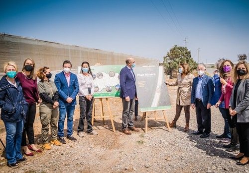 La consejera de Agricultura subraya la apuesta por mejorar la competitividad del sector agrario de Roquetas de Mar