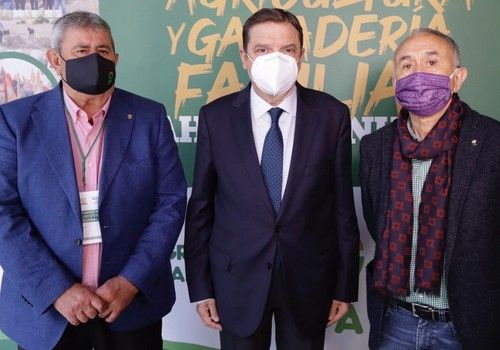 Luis Planas cree que la agricultura familiar y profesional será el centro del modelo de aplicación de la PAC