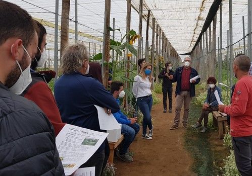Medio centenar de agricultores de Coprohníjar comprueban los beneficios del control biológico en sandía
