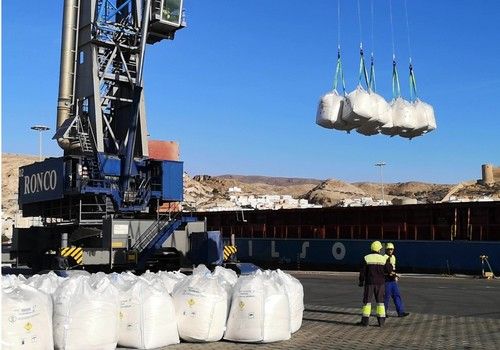 El tráfico de mercancías en los puertos de Carboneras y Almería crece un 129% en mayo