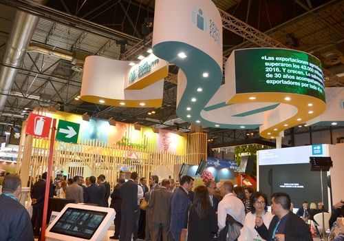 Cajamar reúne a empresarios e investigadores para promover la sostenibilidad, digitalización y rentabilidad del sector