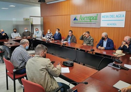 La Mesa del Agua de Almería exige al Gobierno  que desarrolle la Ley que fija en 30 céntimos el precio del agua desalada para riego