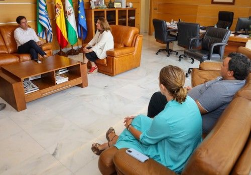 La consejera solicitará al Estado la bonificación del agua desalada para los municipios
