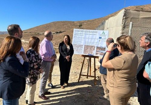 La consejera Carmen Crespo visita las obras del camino Llano Alto que se acometen en Dalías
