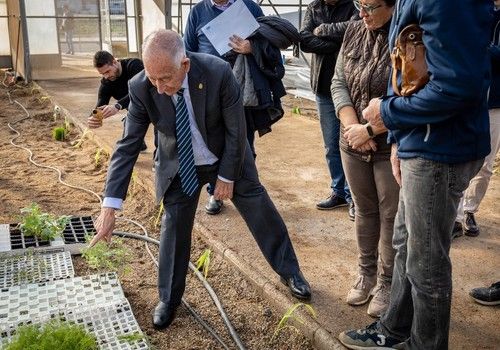 El Ayuntamiento de Roquetas cede a la Escuela Agraria Campomar un invernadero para la realización de prácticas