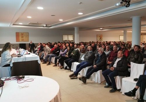 Más de 200 agricultores acuden a la sesión formativa de FERAL y el Ifapa en Santa María del Águila