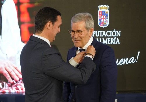 El empresario agrícola Pedro Caparrós recibe el Escudo de Oro de la Provincia