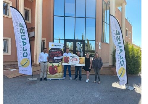 Sergio Sánchez recibe el cheque de ‘El Sueldo Agrícola’ de HM.Clause