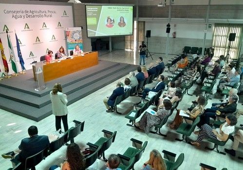 La Consejería promueve la búsqueda de soluciones innovadoras de la gestión del agua en el sector agro