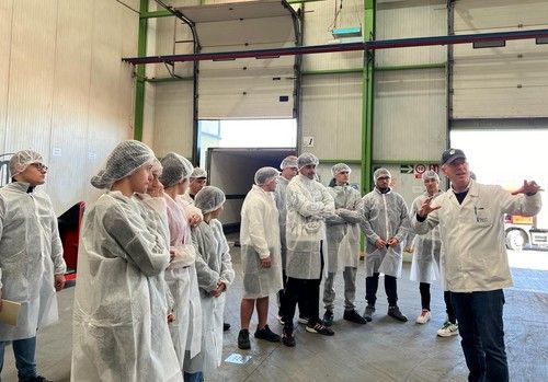 Estudiantes del IES Murgi de El Ejido se preparan para el futuro laboral con la visita a Nature Choice S.A.T.