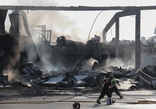 Dan por controlado el incendio del almacén de Hortofrutícola Mabe en Las Norias