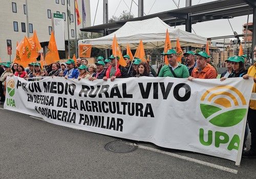 UPA Andalucía reúne a 300 agricultores y ganaderos ante la Consejería de Agricultura para reclamar ayudas directas ya contra la sequía