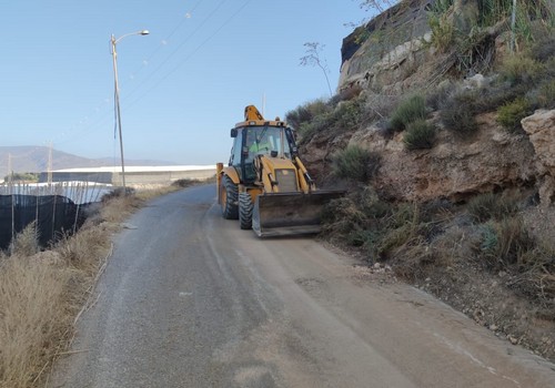 El Ayuntamiento de Adra continúa realizando trabajos de arreglo y nivelado de caminos rurales