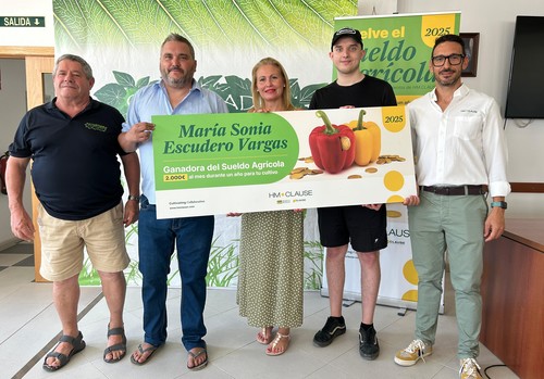 HM.CLAUSE entrega el sueldo agrícola a la ganadora María Sonia Escudero
