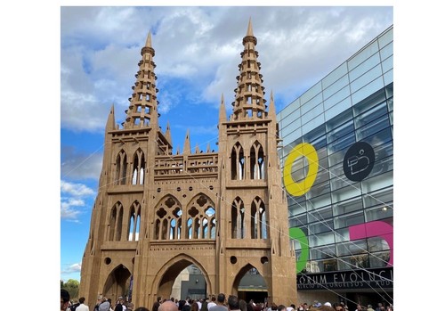 Smurfit Westrock dona tres toneladas de cartón reciclado para levantar una réplica de la Catedral de Burgos