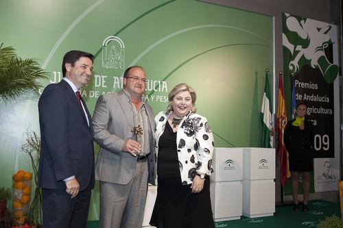 Aguilera ha resaltado la aportación y el trabajo realizado por los galardonados con los VI Premios de Agricultura y Pesca