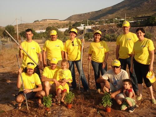 Juventudes Agrarias de Coag y Ceres Almería siembran 500 plantas de una especie autóctona en un antiguo vertedero de Dalías