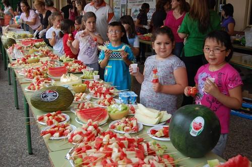 Unos 700 alumnos del Colegio Madre de la luz han aprendido alimentación saludable y degustado melón y sandía esta mañana