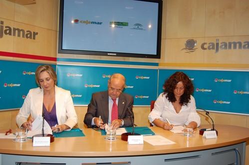 Economía y Cajamar firman un convenio para impulsar el comercio exterior de las pymes andaluzas