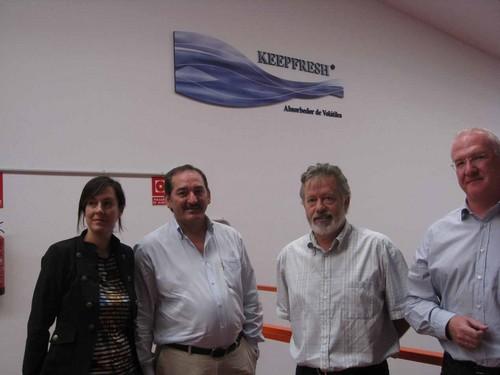 El delegado de Agricultura visita ‘Keepfresh’, la fabricante almeriense del papel que retrasa la maduración de frutas y hortalizas