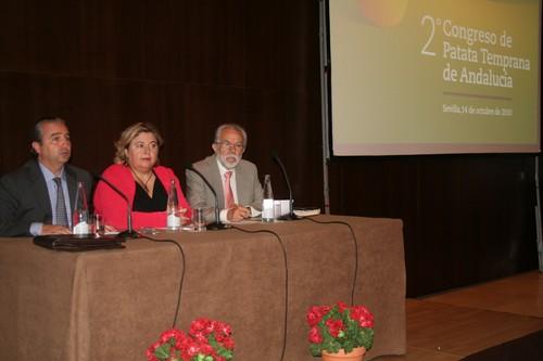 Clara Aguilera anima al sector a crear una interprofesional de la patata temprana andaluza