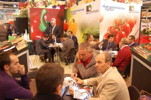 El stand de Agroponiente y Vegacañada vuelve a convertirse en punto de encuentro en la Feria Fruit Attraction