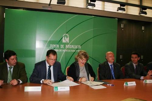 Junta y entidades financieras acuerdan préstamos para modernización y relevo generacional en el sector agrario