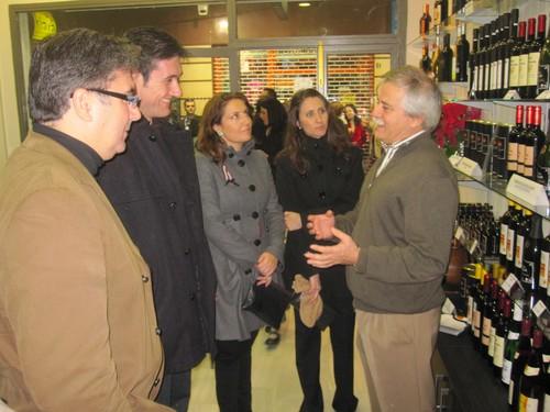 La alcaldesa de Adra respalda a los bodegueros almerienses en su iniciativa comercial en su localidad