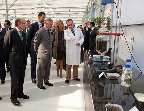 El príncipe Carlos de Inglaterra se interesa por las microalgas producidas en la Estación Experimental de la Fundación Cajamar