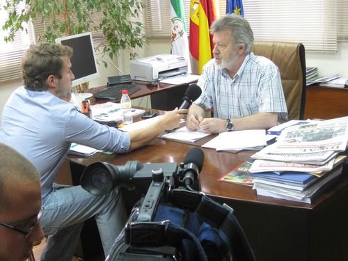 El delegado de Agricultura valora la calidad de las hortalizas de Almería en un programa de la televisión suiza RSI