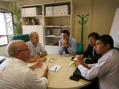 El concejal de  Agricultura se reúne con empresarios coreanos para buscar una solución al problema de los restos vegetales