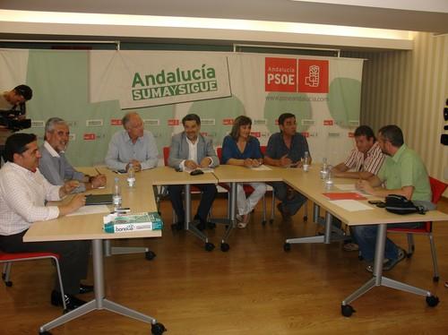 El PSOE aborda la compensación a trabajadores afectados por la crisis alimentaria en un encuentro con UGT y CCOO
