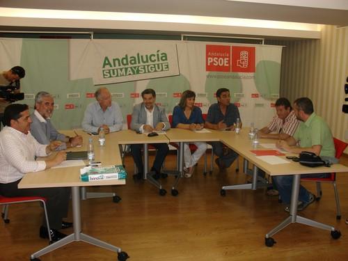 El PSOE aborda la compensación a trabajadores afectados por la crisis alimentaria en un encuentro con UGT y CCOO
