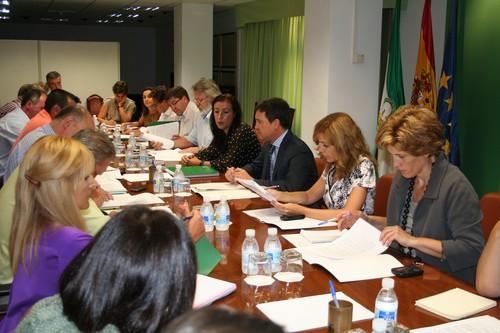 Junta y Ministerio abordan con el sector medidas para defender y promocionar las frutas y hortalizas dentro la UE
