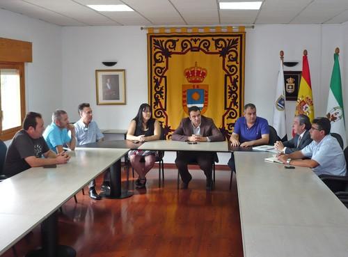Ayuntamiento de La Mojonera y responsables de Albaida se reúnen con los afectados del incendio de la planta de La Mojonera
