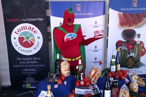 Tomatoman promociona el tomate de 'La Cañada-Níjar' en la Extreme Sailing