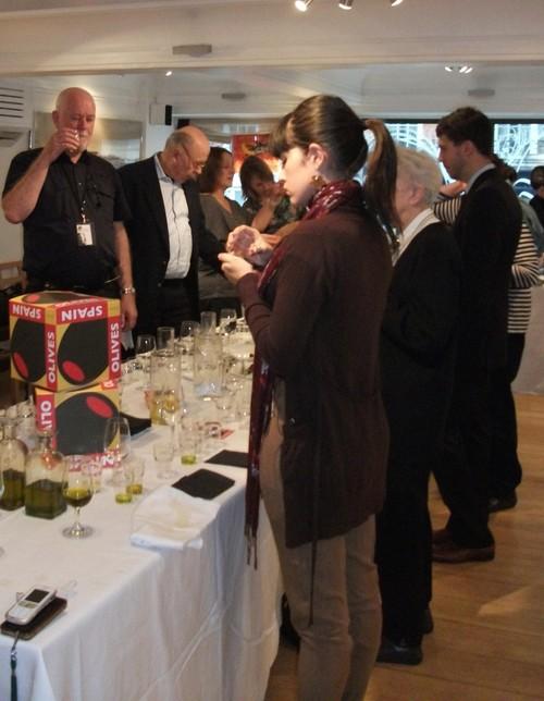 Una veintena de profesionales asiste a una cata de aceite de oliva de nueve marcas andaluzas en Reino Unido